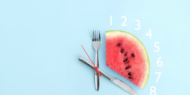포크와 나이프가 각각 12시와 8시를 가리키며 수면대사를 위한 시간대를 알려준다.